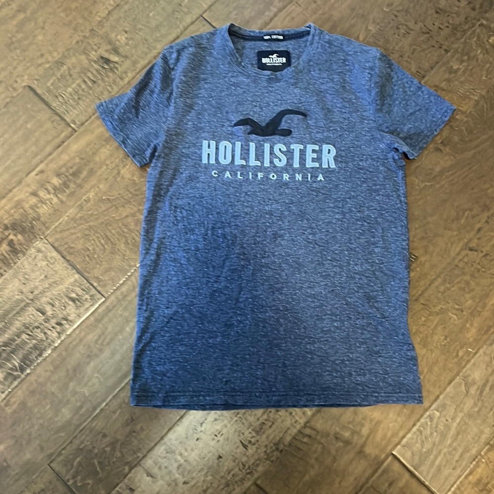 Hollister tee